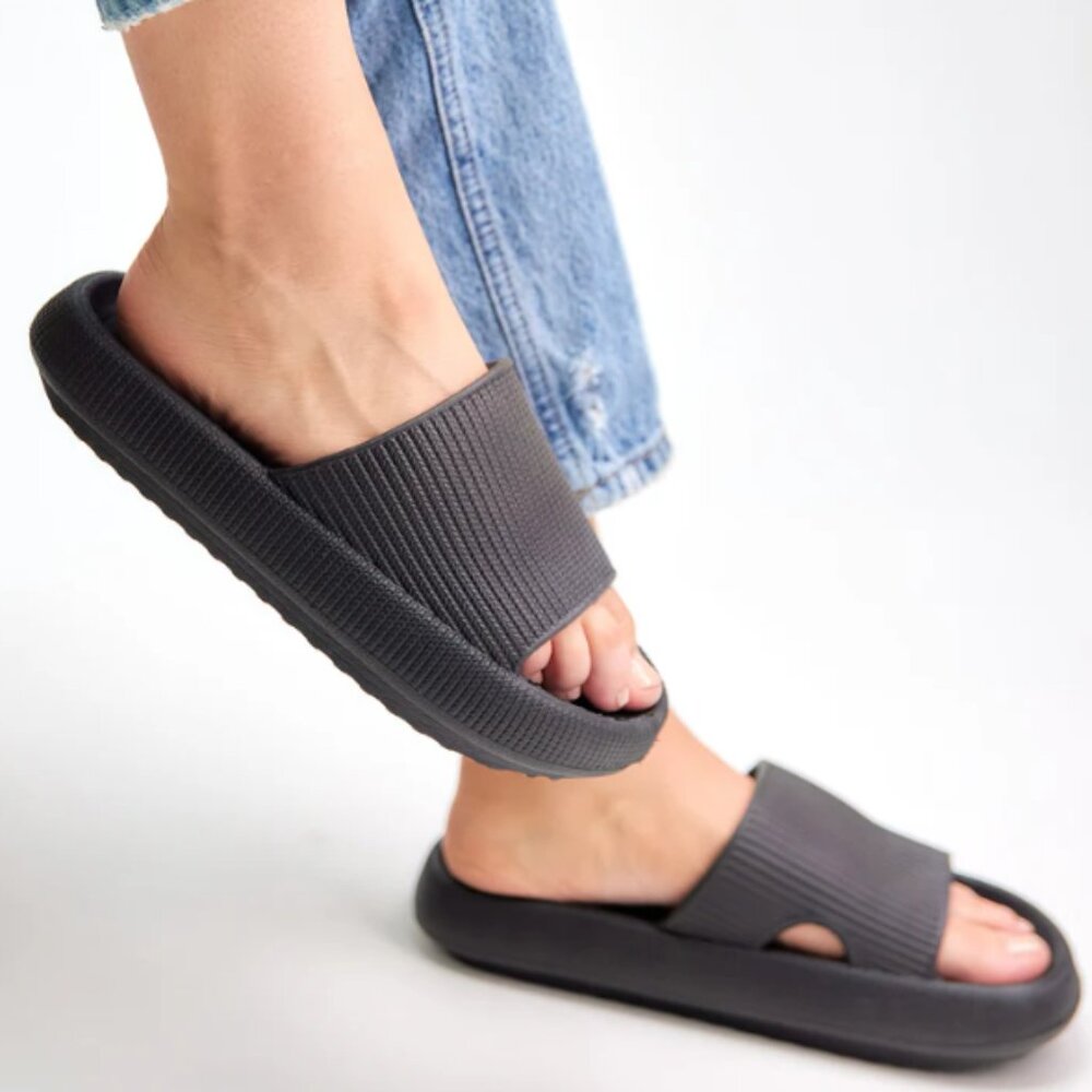 Like New! The Pillow Slides™ The Ultimate Comfort Slide, US 5.5-7, EU 36/37